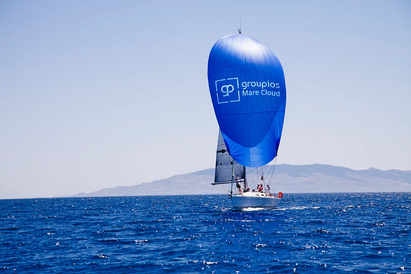 Segelboot mit groupios Mare Cloud Spinnaker auf dem Meer